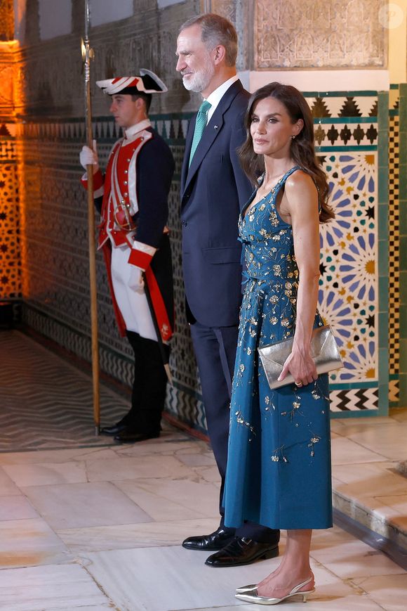 La reine Letizia et le roi Felipe VI d'Espagne organisent un dîner d'État en l'honneur des chefs d'État en visite au Real Alcazar, à la veille de la quatrième conférence internationale des Nations unies sur le financement le 29 juin 2025
