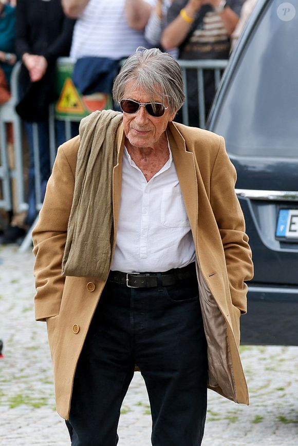 Jacques Dutronc et son fils Thomas Dutronc - Arrivées aux obsèques de l'auteure-compositrice-interprète et actrice française Françoise Hardy au crématorium du cimetière du Père-Lachaise à Paris, France, le 20 juin 2024. © Jacovides-Moreau/Bestimage