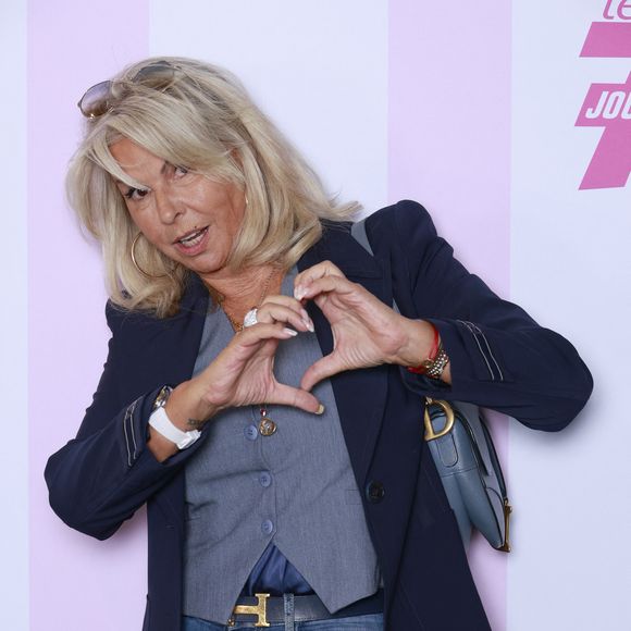 Déterminée à lui faire payer — au sens propre comme au figuré — leur inimitié, l'ex de Gérald Mossé entreprend alors de faire grimper les enchères sur un objet qu’elle ne désire absolument pas, dans l’unique but de forcer son rival à sortir le portefeuille.

Caroline MARGERIDON Soirée Télé 7 jours Chez Francette à Paris, jeudi 4 septembre 2025. - Soirée Télé 7 jours Chez Francette à Paris le 4 septembre 2025. © Christophe Aubert via Bestimage