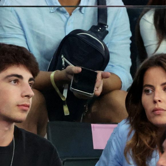 Leon Bruel et Clémence (compagne de Patrick Bruel) - Les célébrités en tribunes pendant la finale de basketball opposant les Etats-Unis à la France (98-87) lors des Jeux Olympiques de Paris 2024 (JO) à l'Arena Bercy, à Paris, France, le 10 août 2024. © Jacovides-Perusseau/Bestimage
