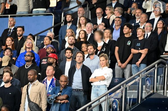 Maëva Coucke (Miss France 2018), Angélique Angarni-Filopon (Miss France 2025), Paul Mirabel, Kalash - Célébrités dans les tribunes lors du match de qualification pour la Coupe du Monde 2026 entre la France et l'Islande (2-1) au Parc des Princes à Paris le 9 septembre 2025. © Lionel Urman/Bestimage