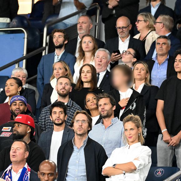 Maëva Coucke (Miss France 2018), Angélique Angarni-Filopon (Miss France 2025), Paul Mirabel, Kalash - Célébrités dans les tribunes lors du match de qualification pour la Coupe du Monde 2026 entre la France et l'Islande (2-1) au Parc des Princes à Paris le 9 septembre 2025. © Lionel Urman/Bestimage