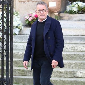Christophe Dechavanne lors des obsèques du présentateur du journal télévisé français Jean-Pierre Pernaut à la basilique Sainte-Clotilde à Paris, France, le 9 mars 2022. Photo par Nasser Berzane/ABACAPRESS.COM