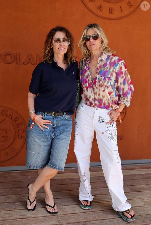 Le tournoi a aussi attiré d'autres figures de la télévision et de la mode, telles que la chroniqueuse Mademoiselle Agnès et Virginie Coupérie-Eiffel.

Mademoiselle Agnès (Agnès Boulard) et Virginie Coupérie-Eiffel au village lors des Internationaux de France de Tennis de Roland Garros 2026. Paris, le 26 mai 2026.
© Jacovides / Moreau / Bestimage