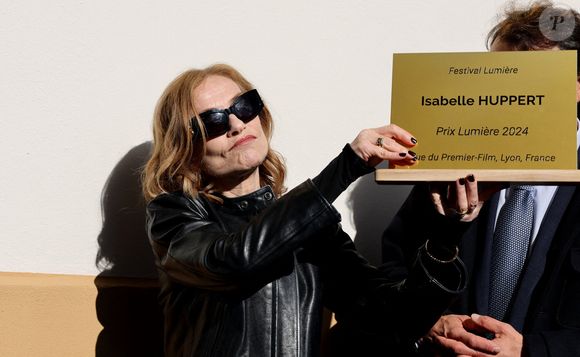 Elle affirme : « Je me suis sentie très libre, je n’ai pas ressenti de contrainte ».

Isabelle Huppert a dévoilé une plaque à son nom sur l'une des façades de l'institut Lumière dédié aux Prix Lumiére dans le cadre de la 16ème édition du Festival Lumière de Lyon, France, le 19 octobre 2024. © Dominic Jacovides/Bestimage