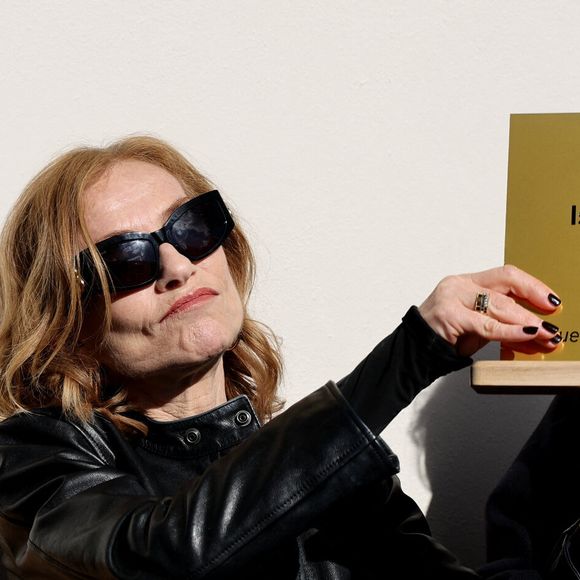 Elle affirme : « Je me suis sentie très libre, je n’ai pas ressenti de contrainte ».

Isabelle Huppert a dévoilé une plaque à son nom sur l'une des façades de l'institut Lumière dédié aux Prix Lumiére dans le cadre de la 16ème édition du Festival Lumière de Lyon, France, le 19 octobre 2024. © Dominic Jacovides/Bestimage