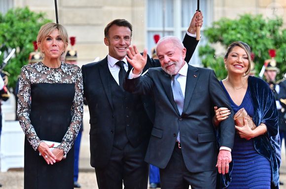 Le président du Brésil Luiz Inácio Lula da Silva, Rosângela da Silva, la première dame du Brésil, le président Emmanuel Macron et sa femme Brigitte Macron - Arrivées des personnalités au dîner d’État en l’honneur du président brésilien et de sa femme au palais présidentiel de l’Élysée à Paris le 5 juin 2025.

© Christian Liewig / Bestimage