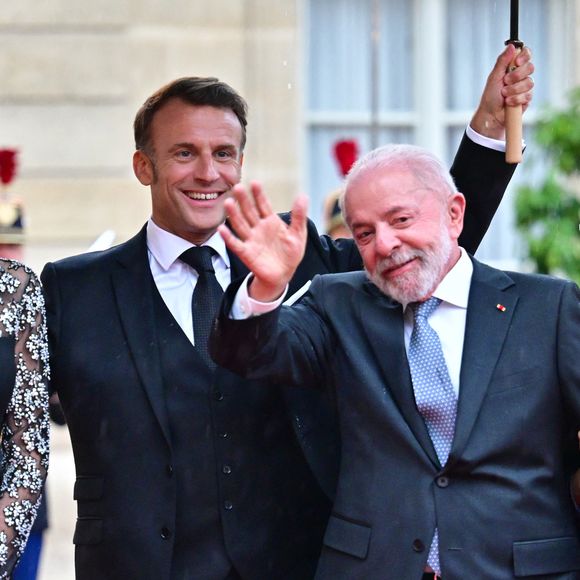 Le président du Brésil Luiz Inácio Lula da Silva, Rosângela da Silva, la première dame du Brésil, le président Emmanuel Macron et sa femme Brigitte Macron - Arrivées des personnalités au dîner d’État en l’honneur du président brésilien et de sa femme au palais présidentiel de l’Élysée à Paris le 5 juin 2025.

© Christian Liewig / Bestimage
