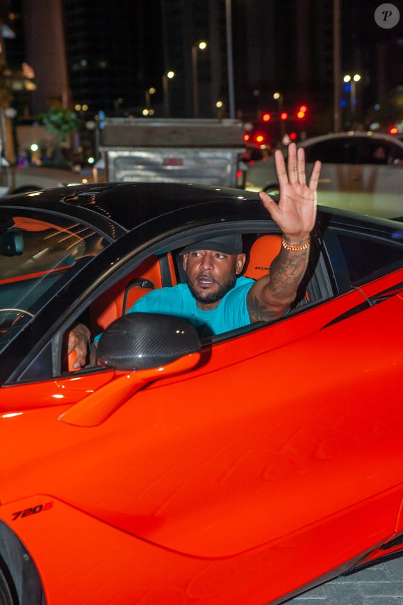 Exclusif - Booba arrive a la soirée « Come Chill with Booba » au bar Le Tube à Dubaï le 21 octobre 2021.

© Nicolas Briquet / Bestimage