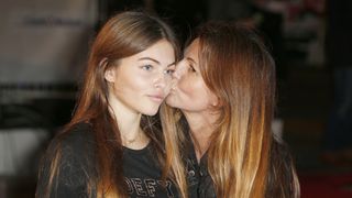 Véronika Loubry retrouve le sourire : sa fille Thylane Blondeau, 24 ans, va se marier, photos de sa demande à l’appui