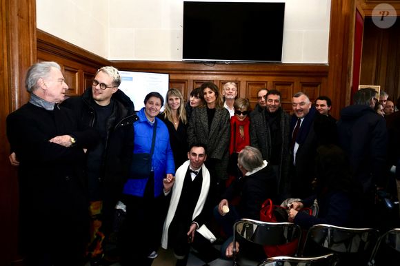 Exclusif - William Leymergie, Guillaume Genton, Danielle Moreau, Géraldine Maillet, Caroline Ithurbide, Gilles Verdez, Isabelle Morini-Bosc, Laurent Fontaine, Bernard Montiel, Jordan De Luxe et Jean-Michel Maire - Plusieurs personnalités de C8 sont venues devant le Conseil d’État pour soutenir les chaînes de la TNT C8 et NRJ 12 pour l'audience de la dernière chance, à Paris, France, le 14 janvier 2025. © Jack Tribeca/Bestimage
