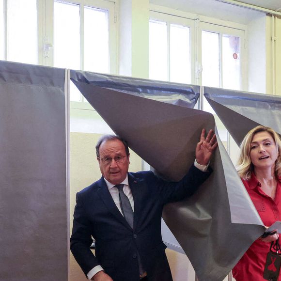 L'ancien président français François Hollande et son épouse Julie Gayet votent dans un bureau de vote à Tulle, France, le 7 juillet 2024. Le deuxième tour des élections législatives a débuté dimanche en France métropolitaine pour élire les 501 membres restants de l'Assemblée nationale française, qui compte 577 sièges. Photo par Laetitia Notarianni/Xinhua/ABACAPRESS.COM