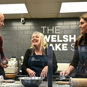 Le prince William, prince de Galles, et Catherine (Kate) Middleton, princesse de Galles, préparent des gâteaux gallois au Welsh Cake Shop à Pontypridd, le 26 février 2025. 
Julien Burton / Bestimage