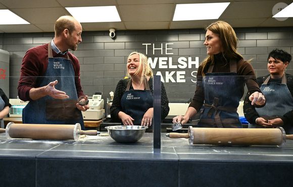 Le prince William, prince de Galles, et Catherine (Kate) Middleton, princesse de Galles, préparent des gâteaux gallois au Welsh Cake Shop à Pontypridd, le 26 février 2025. 
Julien Burton / Bestimage