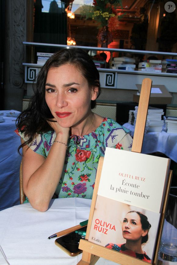 Ce troisième roman s'appelle "¡Vamos !" et sortira le 29 avril prochain aux éditions JC Lattès

Olivia Ruiz et son livre Ecoute la pluie tomber lors de la soirée de l'été littéraire et musical aux Deux Magots à Paris le 27 juin 2022.

© Philippe Baldini / Bestimage