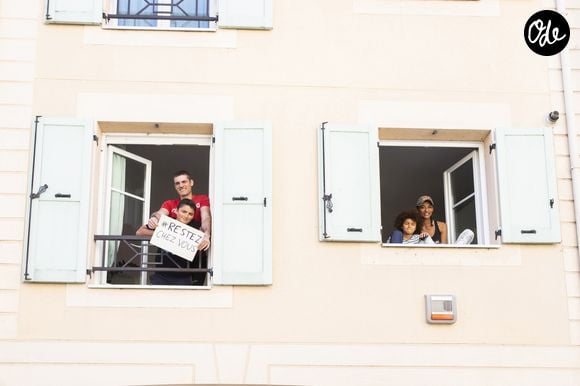 Même si leur histoire s'est achevée, l'acteur continue de faire de ses enfants sa priorité.

Exclusif - Gil Alma avec ses enfants Sacha et Charlie et son épouse Aminata (avec le message