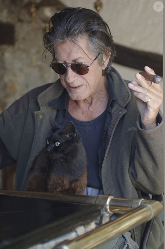 "Je le vois une ou deux fois par semaine”, indiquait-il à nos confrères
Info - Jacques Dutronc fête ses 80 ans le 28 avril - Archives - En France, Jacques Dutronc chez lui à Monticello en Corse avec ses chats. le 9 mai 2005.
GONGORA Marie-Anne via Bestimage