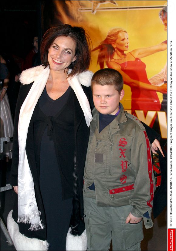 © Pierre Hounsfield/ABACA. 42781-16. Paris-France, 26/2/2003. La chanteuse Lio, enceinte, et son fils assistent au spectacle "Holiday on Ice" au Zénith de Paris.