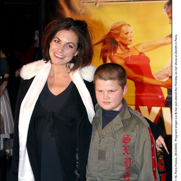 © Pierre Hounsfield/ABACA. 42781-16. Paris-France, 26/2/2003. La chanteuse Lio, enceinte, et son fils assistent au spectacle "Holiday on Ice" au Zénith de Paris.
