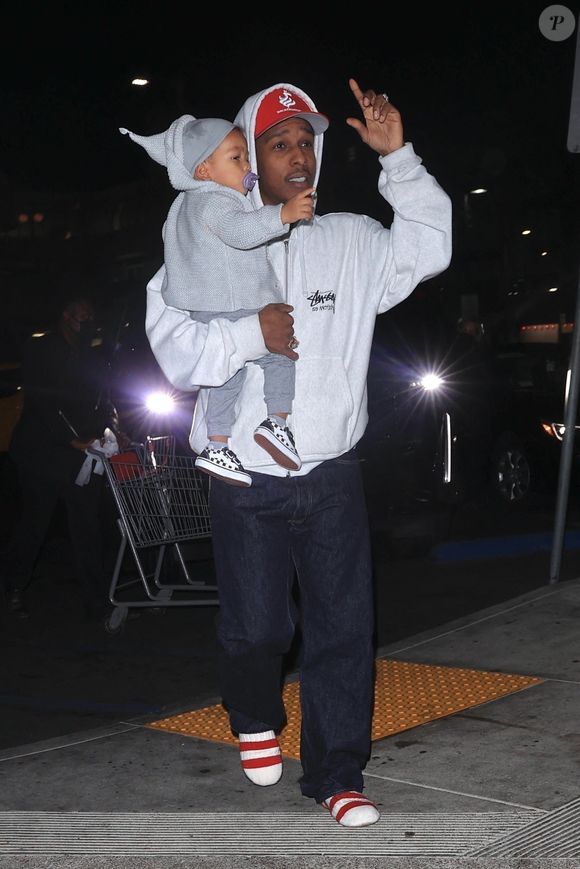 ASAP Rocky et son fils, Riot, à Los Angeles.

Photo : Backgrid USA / Bestimage