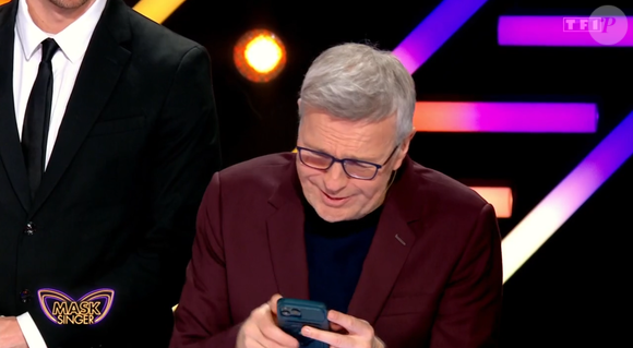 Au cours de la soirée, Camille Combal a même dû improviser une règle stricte de dernière minute.

Mask Singer 9 : "C'est fini", une règle de dernière minute fait son apparition dès le premier prime de la saison