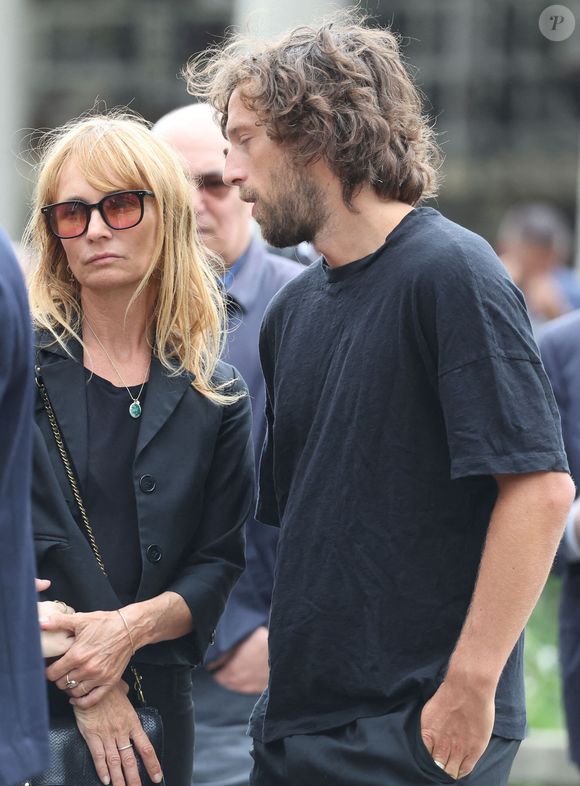 Ce mercredi 8 janvier

Axelle Laffont et son compagnon Romain Sichez - Sortie des obsèques de P.Laffont dans la salle de la Coupole du cimetière du Père-Lachaise à Paris, le 23 août 2024. L'animateur de télévision est décédé le 7 août 2024 à l'âge de 84 ans. 
© Dominique Jacovides / Bestimage