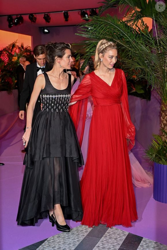 Charlotte Casiraghi et Béatrice Borroméo durant la 69ème édition du Bal de la Rose dans la Salle des Étoiles du Sporting Monte-Carlo à Monaco, le 29 mars 2025.. © Bruno Bebert / Pool Monaco / Bestimage