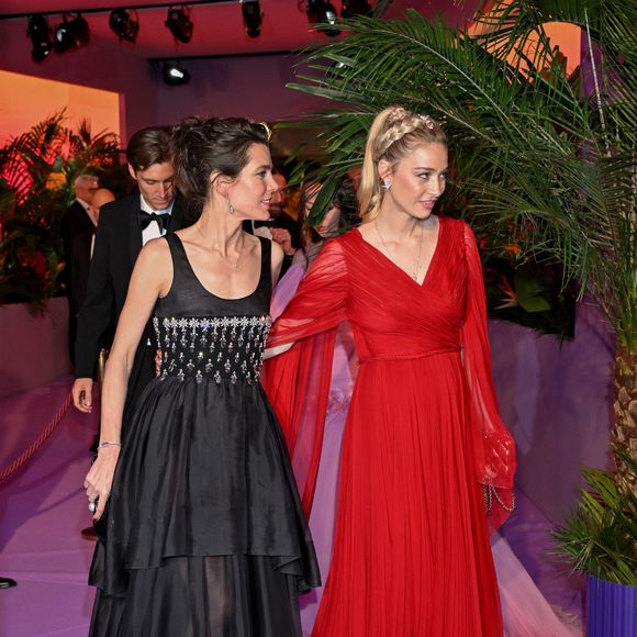 Charlotte Casiraghi et Béatrice Borroméo durant la 69ème édition du Bal de la Rose dans la Salle des Étoiles du Sporting Monte-Carlo à Monaco, le 29 mars 2025.. © Bruno Bebert / Pool Monaco / Bestimage