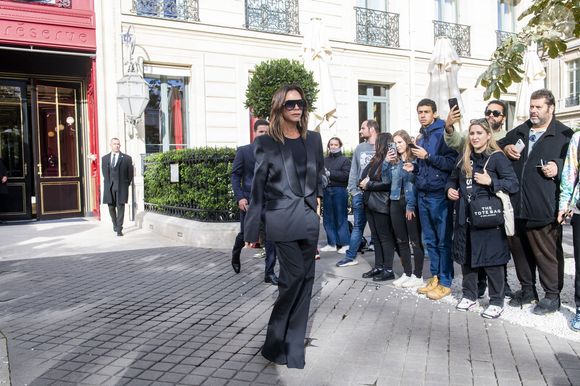 Victoria Beckham quitte son hôtel parisien pour se rendre à son défilé ce soir, à Paris, France, le 27 septembre 2024. © Raw-TGB/GoffPhotos/Bestimage
