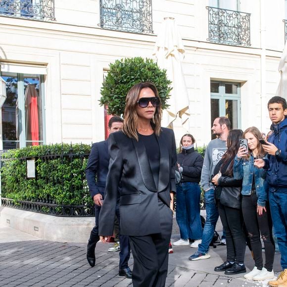 Victoria Beckham quitte son hôtel parisien pour se rendre à son défilé ce soir, à Paris, France, le 27 septembre 2024. © Raw-TGB/GoffPhotos/Bestimage
