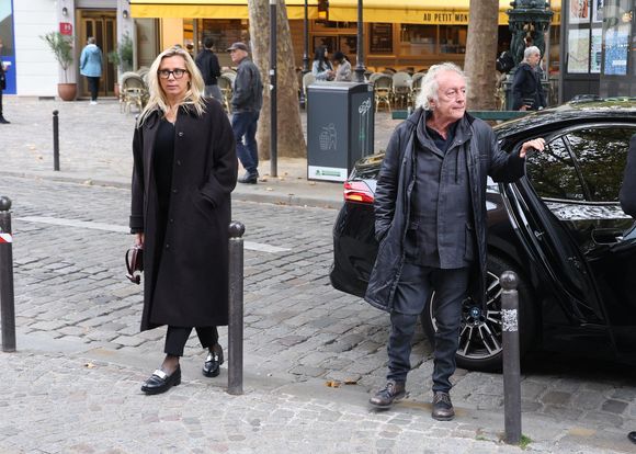 Le chanteur et son épouse sont les heureux parents de jumelles.

Didier Barbelivien et sa compagne Laure Bernardini - Obsèques de Michel Michel, propriétaire du Banana Café, en l’Église Saint Jean de Montmartre à Paris, le 16 octobre 2025. 
© Denis Guignebourg / Bestimage