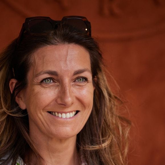 Mais qui signifie surtout beaucoup pour Anne-Claire Coudray, qui retrouve la maison de son enfance transformée en chambres d'hôtes.

Anne-Claire Coudray au village lors des Internationaux de France de tennis de Roland Garros 2023, à Paris, France, le 9 juin 2023. © Jacovides-Moreau/Bestimage