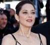 Dans ce film, elle prête ses traits à Jeanne, une femme au passé trouble contrainte de fuir vers la France après la mystérieuse disparition de son filleul en Espagne.

Marion Cotillard - Montée des marches du film « Karma » lors du 79ème Festival International du Film de Cannes, le 15 mai 2026. © Jacovides-Moreau / Bestimage