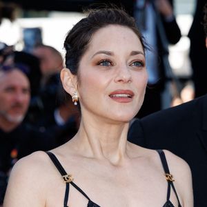 Dans ce film, elle prête ses traits à Jeanne, une femme au passé trouble contrainte de fuir vers la France après la mystérieuse disparition de son filleul en Espagne.

Marion Cotillard - Montée des marches du film « Karma » lors du 79ème Festival International du Film de Cannes, le 15 mai 2026. © Jacovides-Moreau / Bestimage