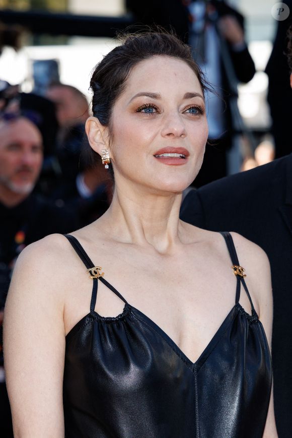 Dans ce film, elle prête ses traits à Jeanne, une femme au passé trouble contrainte de fuir vers la France après la mystérieuse disparition de son filleul en Espagne.

Marion Cotillard - Montée des marches du film « Karma » lors du 79ème Festival International du Film de Cannes, le 15 mai 2026. © Jacovides-Moreau / Bestimage