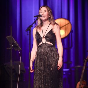 La chanteuse Romane Serda se produit en direct lors d'un concert aux Trois Baudets à Paris, France, le 27 juin 2025. Photo David Boyer/Abaca