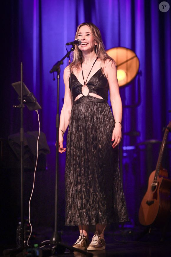 La chanteuse Romane Serda se produit en direct lors d'un concert aux Trois Baudets à Paris, France, le 27 juin 2025. Photo David Boyer/Abaca
