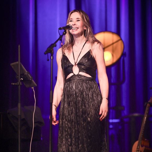 La chanteuse Romane Serda se produit en direct lors d'un concert aux Trois Baudets à Paris, France, le 27 juin 2025. Photo David Boyer/Abaca