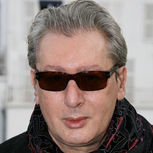 Le chanteur français Alain Bashung pose pendant les traditionnelles vendanges au vignoble de Montmartre à Paris, France, le 20 septembre 2007. Photo de Denis Guignebourg/ABACAPRESS.COM
