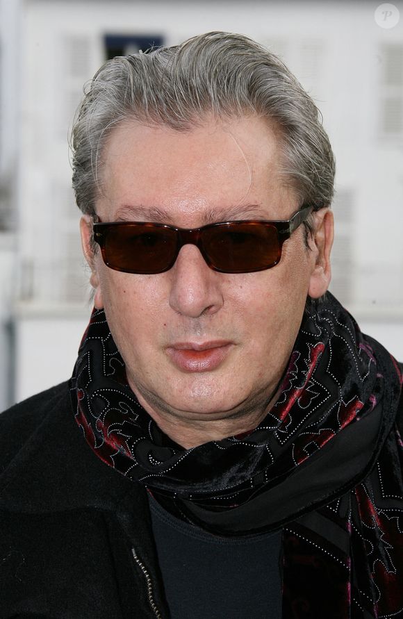 Le chanteur français Alain Bashung pose pendant les traditionnelles vendanges au vignoble de Montmartre à Paris, France, le 20 septembre 2007. Photo de Denis Guignebourg/ABACAPRESS.COM