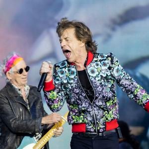 Malgré leurs désaccords, Keith Richards estime que leur alchimie artistique reste intacte et continue de nourrir leurs compositions.
Keith Richards et Mick Jagger lors du concert des Rolling Stones à l'hippodrome de Longchamp, dans le cadre de leurs tournée anniversaire "Sixty", qui marque leurs 60 ans de carrière (1962—2022), à Paris, le 23 juillet 2022.
© Jack Tribeca / Bestimage