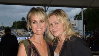 "Je suis tellement touchée" : Laeticia Hallyday gâtée par son amie Luana Belmondo à quelques jours de Noël