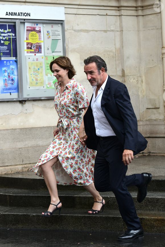 Nathalie Péchalat et Jean Dujardin - Mariage de Claude Lelouch à la mairie du 18ème à Paris. Le 17 juin 2023. © Agence / Bestimage
