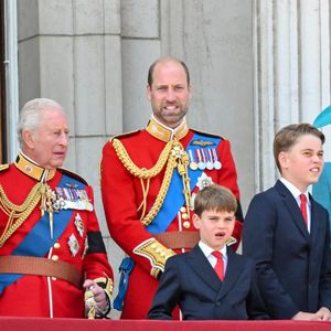 Le roi Charles, la reine Camilla, le prince William de Galles, Catherine, princesse de Galles, le prince George, le prince Charlotte et le prince Louis se rendent sur le balcon du palais de Buckingham pour assister au défilé aérien lors de la cérémonie Trooping the Colour 2025, marquant l'anniversaire officiel du monarque, à Londres, au Royaume-Uni. Photo par Zak Hussein/Splash News/ABACAPRESS.COM