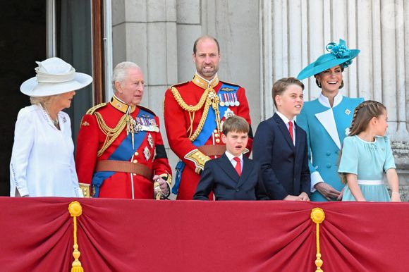 Le roi Charles, la reine Camilla, le prince William de Galles, Catherine, princesse de Galles, le prince George, le prince Charlotte et le prince Louis se rendent sur le balcon du palais de Buckingham pour assister au défilé aérien lors de la cérémonie Trooping the Colour 2025, marquant l'anniversaire officiel du monarque, à Londres, au Royaume-Uni. Photo par Zak Hussein/Splash News/ABACAPRESS.COM