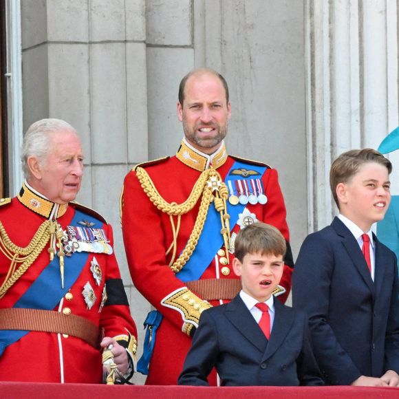 Le roi Charles, la reine Camilla, le prince William de Galles, Catherine, princesse de Galles, le prince George, le prince Charlotte et le prince Louis se rendent sur le balcon du palais de Buckingham pour assister au défilé aérien lors de la cérémonie Trooping the Colour 2025, marquant l'anniversaire officiel du monarque, à Londres, au Royaume-Uni. Photo par Zak Hussein/Splash News/ABACAPRESS.COM