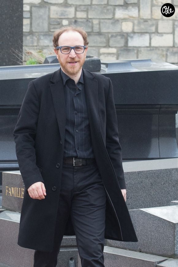 Âgé de 50 ans, Marius Colucci s'épanouit dans une vie d'artiste à l'image de son aîné et a épousé une "cantinière" venue du Sud... 

Marius Colucci lors des funérailles de Véronique Colucci au cimetière de Montrouge, à Paris, en France, le 12 avril 2018. Photo Abaca