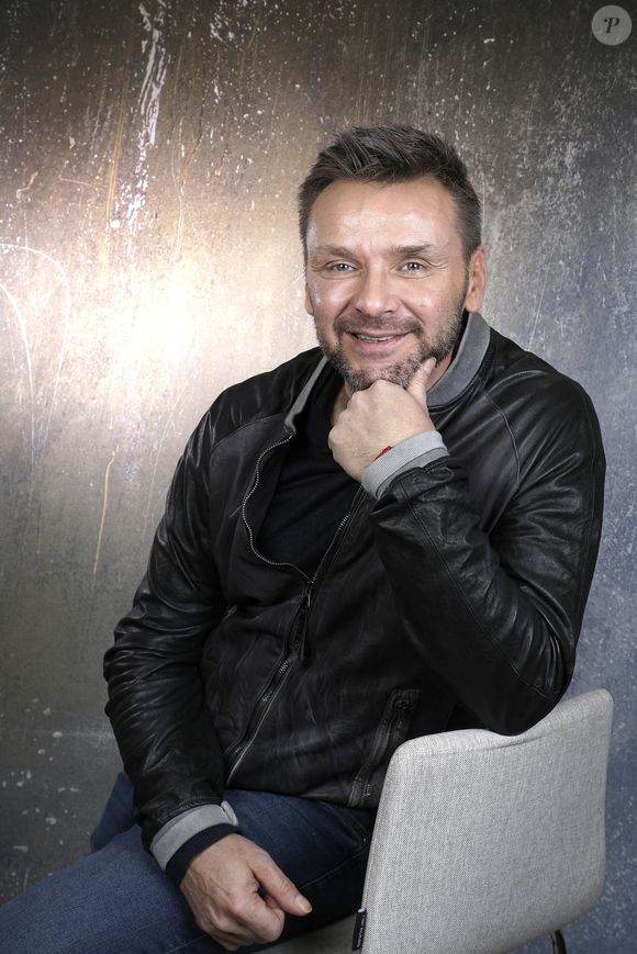 En effet, en 2021, Jeanfi Janssens participait pour la deuxième fois à Recherche appartement ou maison sur M6 et il a eu le coup de cœur pour un petit deux pièces situé à Montmartre, à Paris. 

Portrait de Jeanfi Janssens lors de l'enregistrement de l'émission "Chez Jordan de Luxe" à Paris. Le 18 décembre 2023
© Cédric Perrin / Bestimage