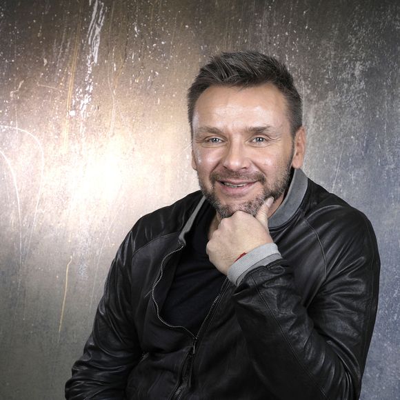 En effet, en 2021, Jeanfi Janssens participait pour la deuxième fois à Recherche appartement ou maison sur M6 et il a eu le coup de cœur pour un petit deux pièces situé à Montmartre, à Paris. 

Portrait de Jeanfi Janssens lors de l'enregistrement de l'émission "Chez Jordan de Luxe" à Paris. Le 18 décembre 2023
© Cédric Perrin / Bestimage