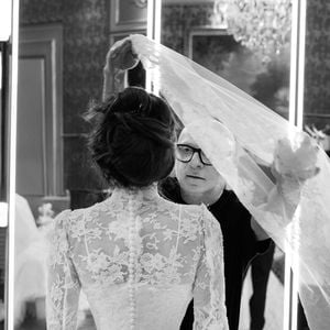 La robe est inspirée du look de Sophia Loren dans "La Péniche du bonheur" (1958)...


Lauren Sanchez a épousé le milliardaire et patron d'Amazon à Venise dans une robe Dolce & Gabbana. Le 27 juin 2025